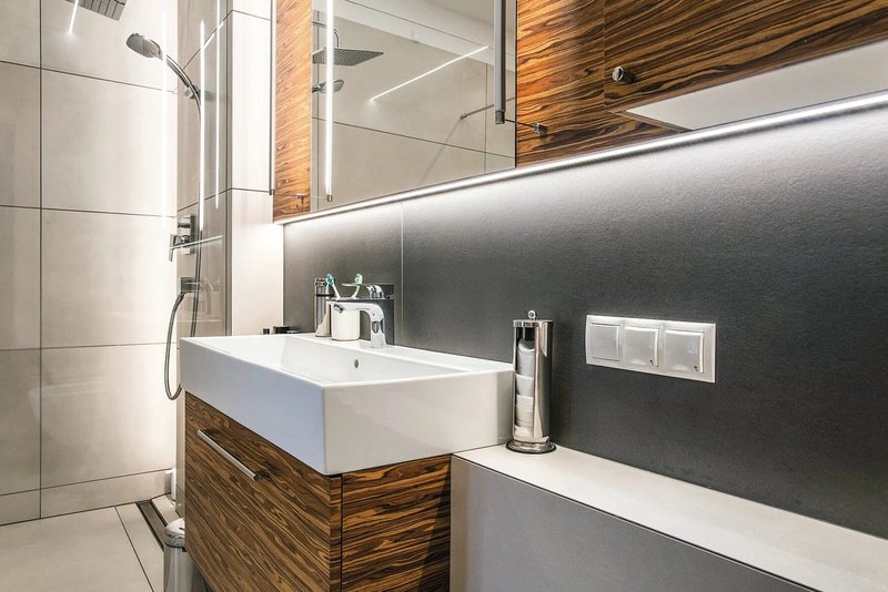 LED Lichtleisten im Badezimmer für indirekte Beleuchtung am Spiegel